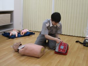 AEDの④使い方を学ぶ様子
