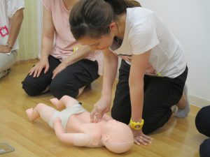 乳児の心肺蘇生法を学ぶ様子